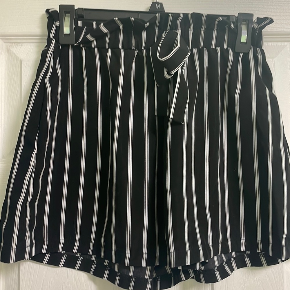 Stripped shorts with bow